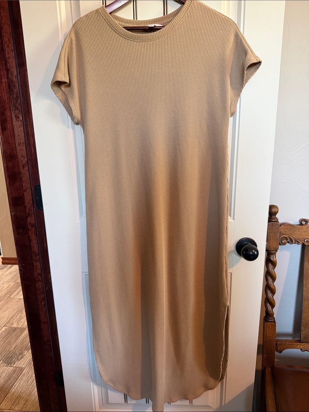 Classic Ribbed Short-Sleeve Midi Dress in Camel very Good Condition